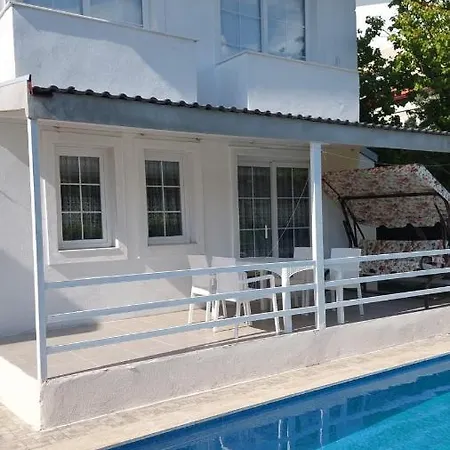 Mustakil Havuzlu Ve Bahceli Villa