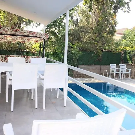 Mustakil Havuzlu Ve Bahceli Villa *
